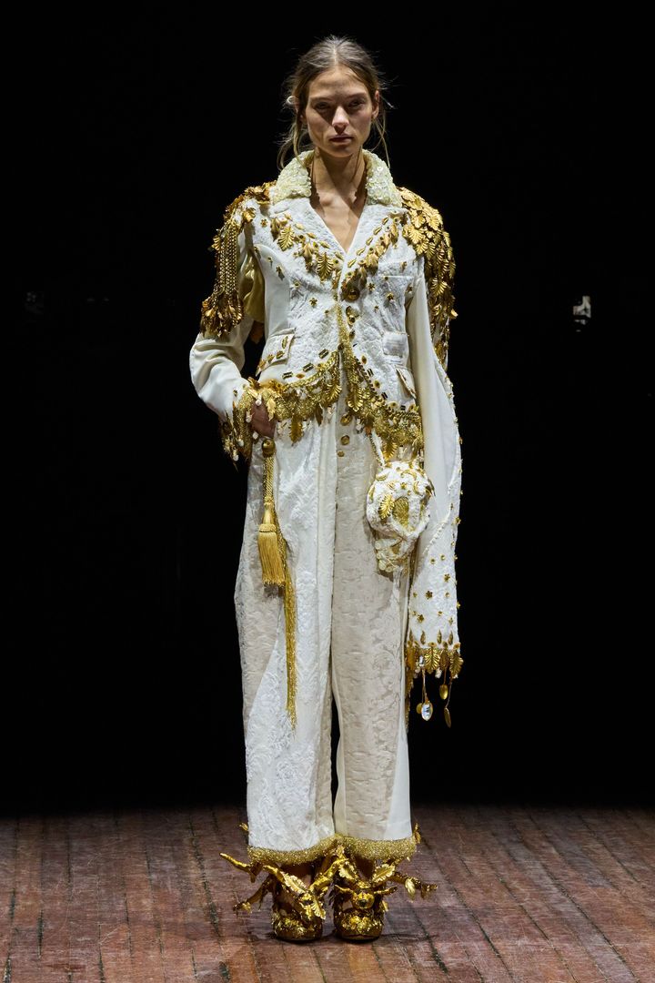 アンダーカバー 2025-26年秋冬コレクションより。