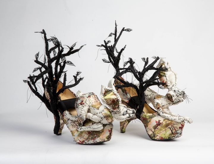 ウサギの靴。かかと部分には木の装飾が配され、ひとつの世界が描かれている。