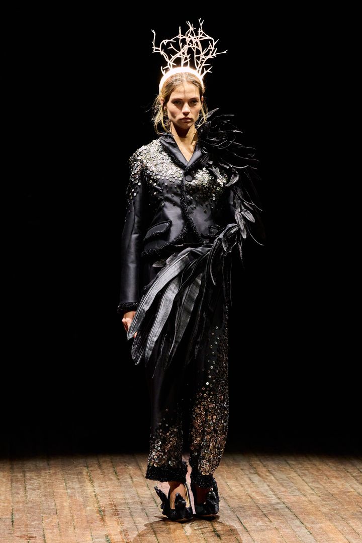 アンダーカバー2025-26年秋冬コレクションより。