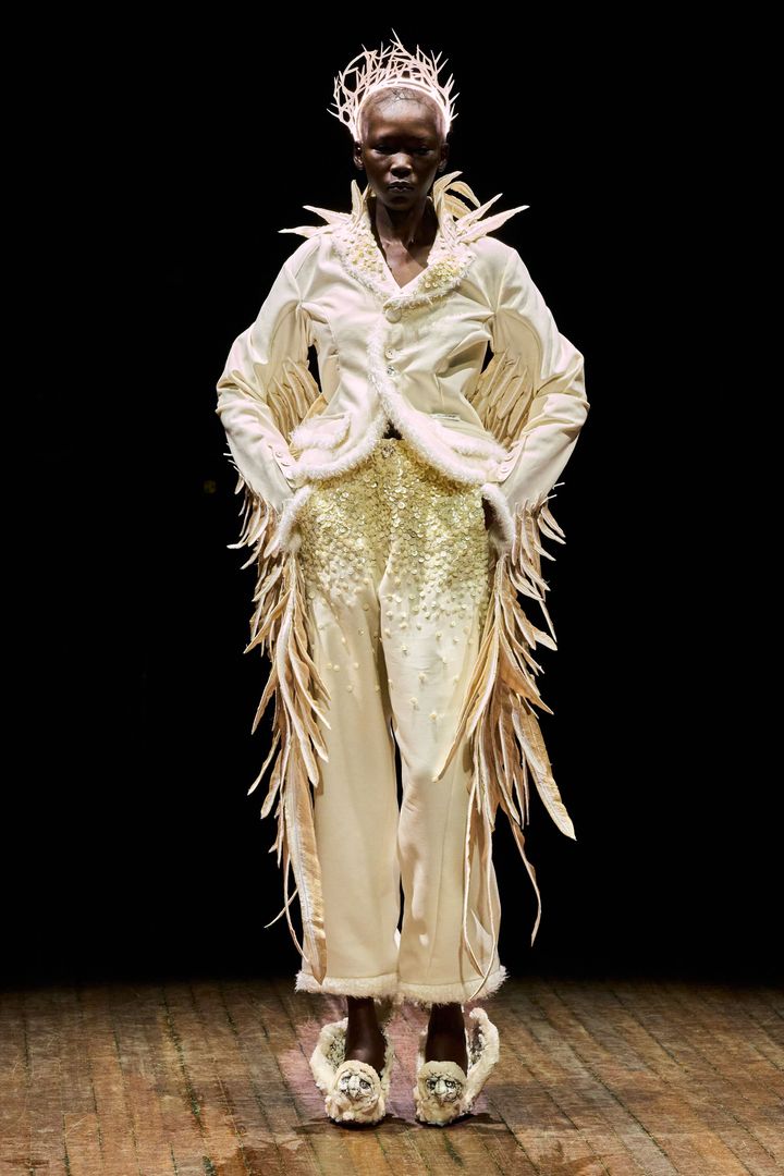 アンダーカバー2025-26年秋冬コレクションより。