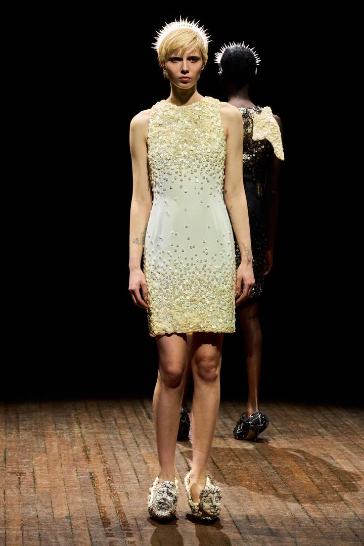 アンダーカバー2025-26年秋冬コレクションより。