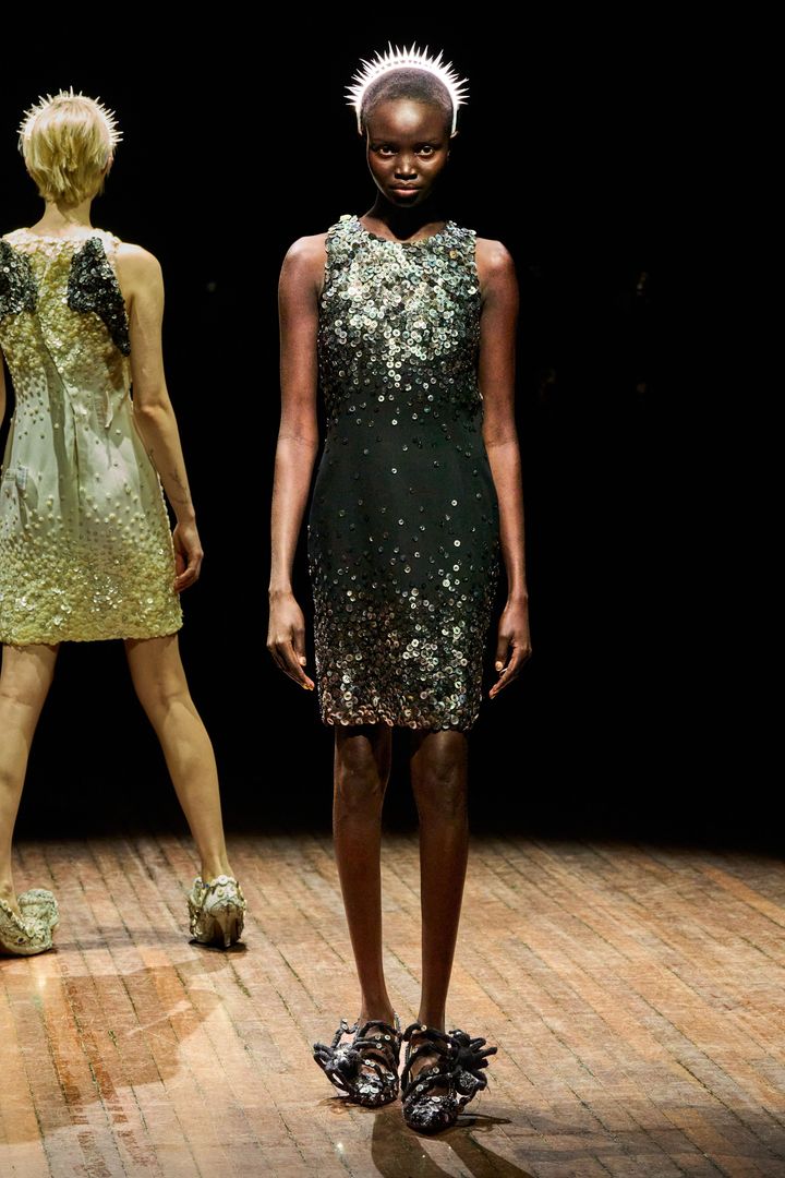 アンダーカバー2025-26年秋冬コレクションより。