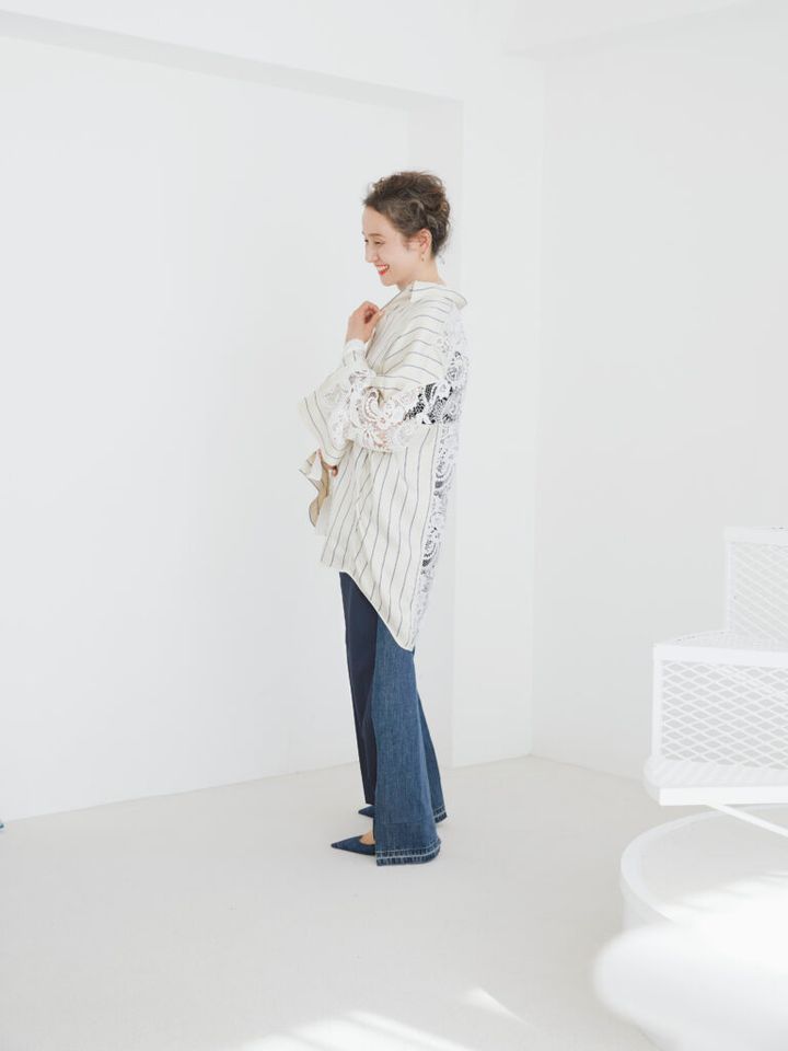 レースシャツ¥121,000／3.1 フィリップ リム（3.1 フィリップ リム ジャパン）、中に着たニットトップス¥22,000／コラム、デニムパンツ¥129,800／リトコフスカ（ともにエストネーション）、ピアス¥95,700／シャルロット シェネ（エドストローム オフィス）、シューズ¥130,900 ／ロド（メゾン・ディセット）