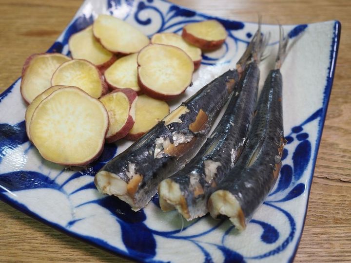 茹でた塩イワシとふかしたサツマイモ。ぜひ同時に口に入れてほしい。外食では出会ったことのない懐かしいような味がする。自炊の喜び！