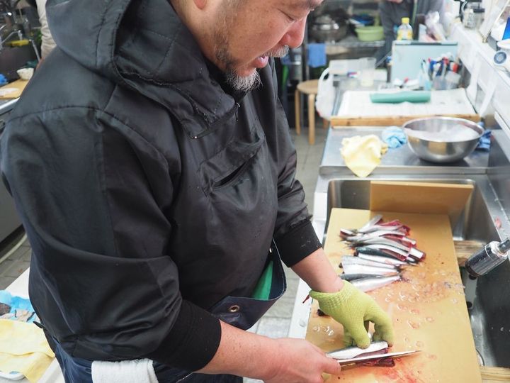 イワシの内臓をかき出しながら、多様な料理法を語る上田さん。魚のことなら何でも教えてくれる店員さんがいる鮮魚店に通うべし！