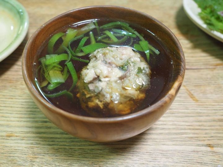 イワシの団子汁。汁だけでも旨いし、大きめの団子をバカッと割ると味変を楽しめる