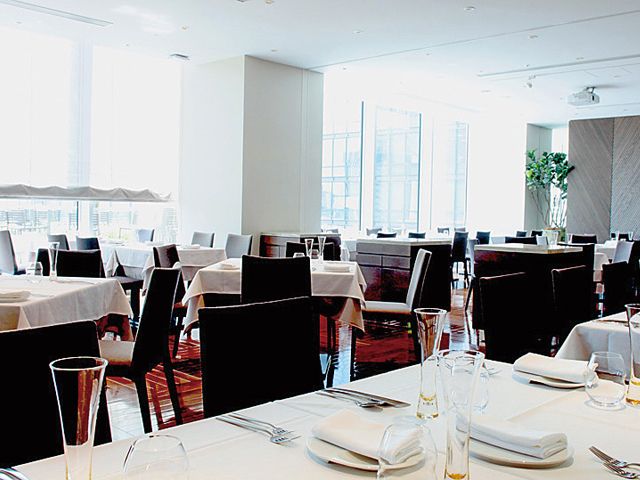 店内は料理の彩が映えるよう白が基調に