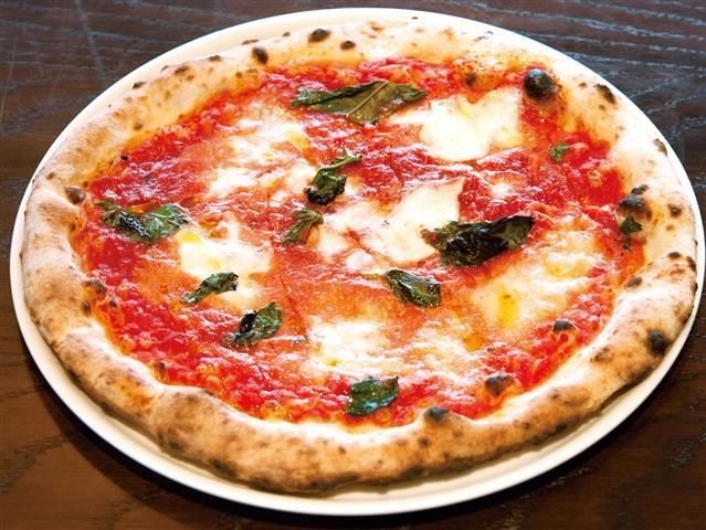 店内のピザ窯で焼き上げるマルゲリータ