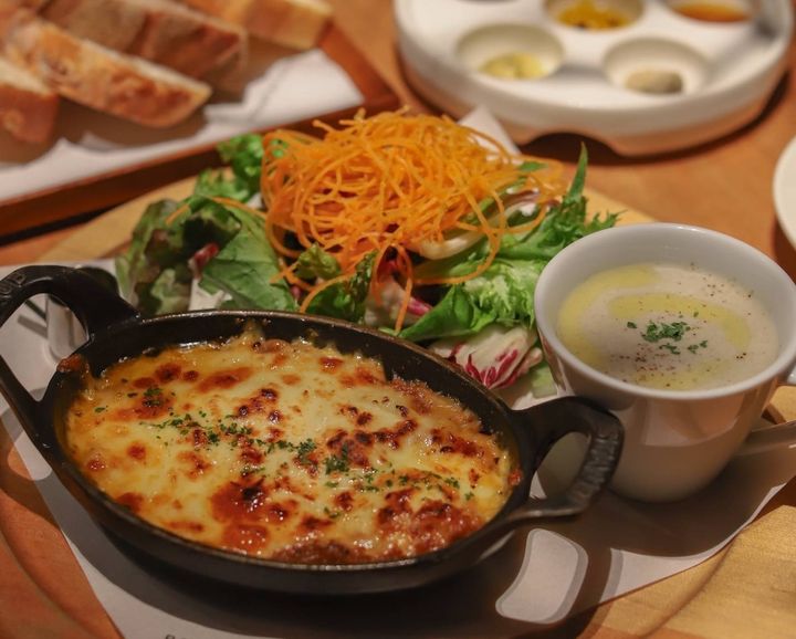 「アッシパルマンティエ」自家製パン食べ放題、6種のディップ、サラダ、スープ付 2420円