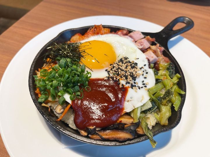 「KHCビビンバ」1540円（11～15時はサラダ、ドリンク付き ※土・日曜を除く）