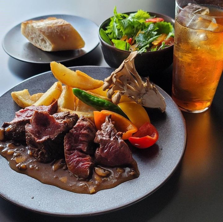 「バヴェットステーキセット 150g（サラダ・バゲット or ライス・ドリンク付き）」1700円 ※土・日曜は金額に変更あり