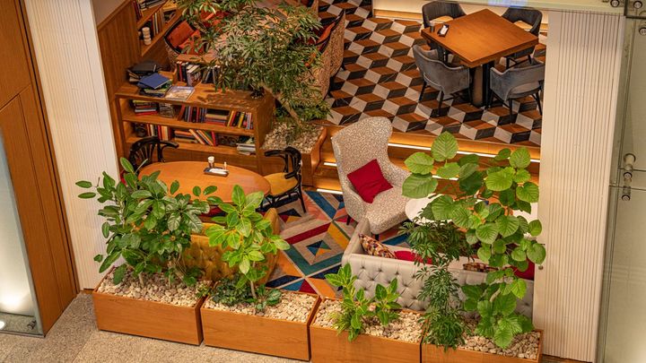 吹き抜けになっている丸ビル2階から見える店内の一部