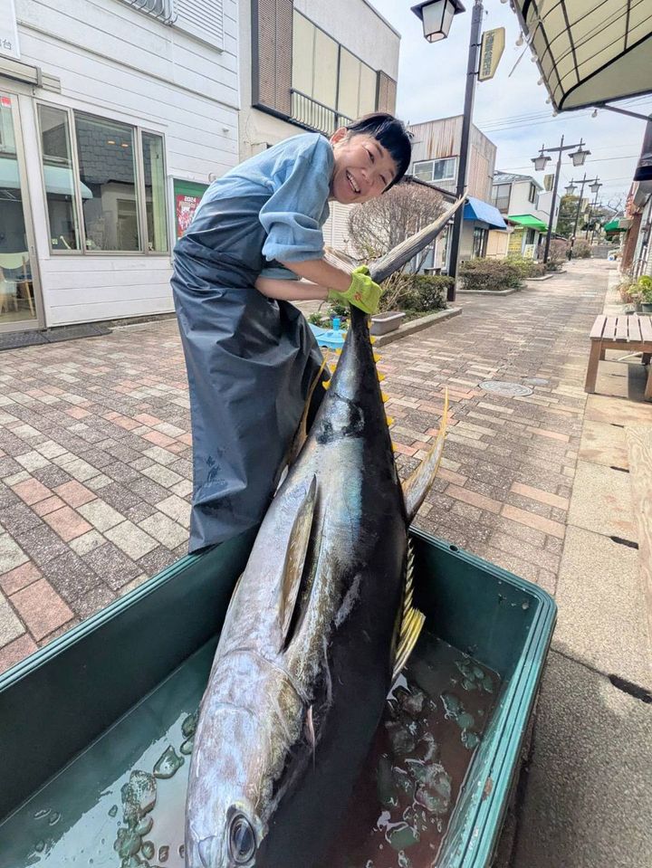 これが今回のキハダマグロ。46キロもあり、マルカマの女性スタッフでは持ち上げられなかったようだ