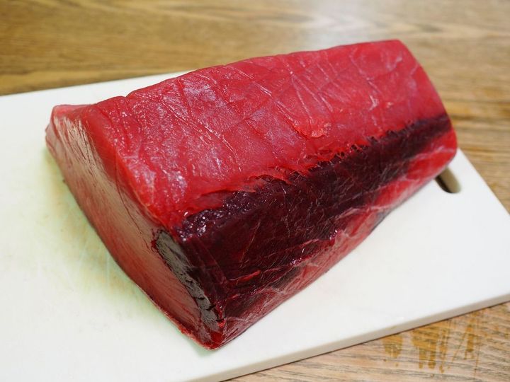 家庭用のまな板からはみ出すぐらい大きなマグロのコロ（カタマリ）。重さ1.7キロ！