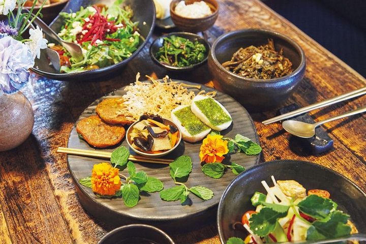 韓国の名店コッパベピダのコース料理のメインは、季節に合わせたオーガニック野菜やキノコを使ったジョン（チヂミ）。