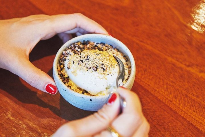 オイルジェは、ミルクアイスの上にクコの実やゴマなどをのせたデザートも美味しい