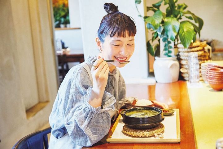 韓国の名店わかめスープの専門店オイルジェは、1年のうち春の1か月しか採れないやわらかな新芽のわかめのみを使用。