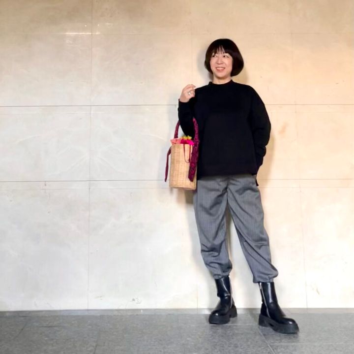 トップス／Banana Republic、 パンツ／TELA、ブーツ／H&M