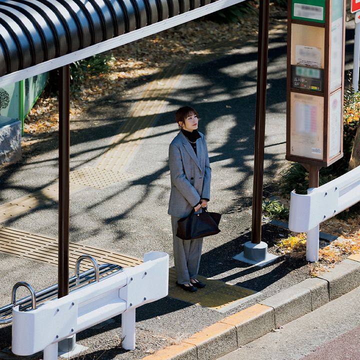 グレーのスーツにザロウの横長のキャンバストートとフラットシューズを合わせた桐谷美玲さん