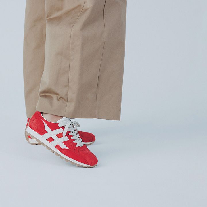 ホーガンの赤スニーカーはベージュのパンツとお似合い