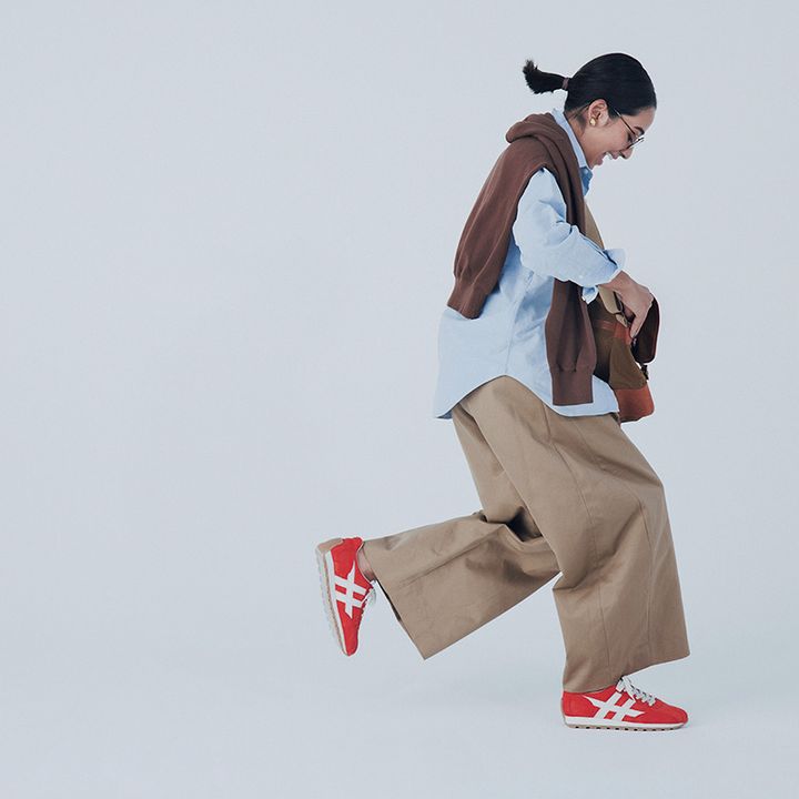 ホーガンの赤いスニーカーを主役にしたコーディネート