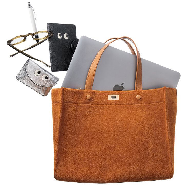 アニヤハインドマーチのスエードとレザーが両面使いができるトートからPCやパスポートケースやカードケースが飛び出ている