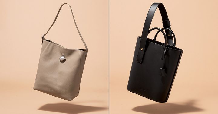 カフネのベージュのレザーバッグとメアリオルターナの黒のワンハンドルバッグ