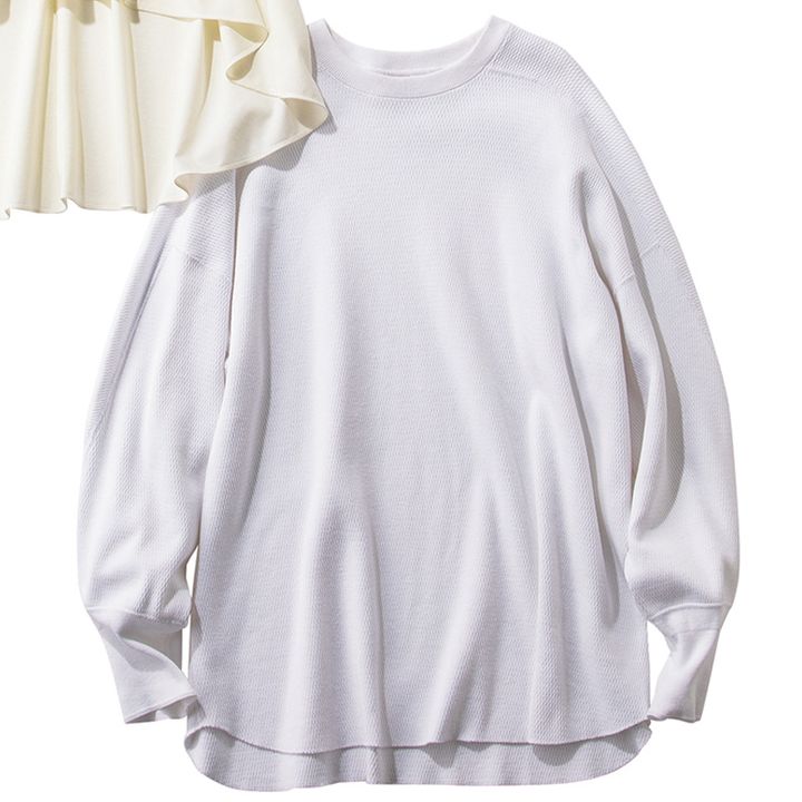 HYKEの白ロンTはラフなサーマル素材がカジュアル上手に一役