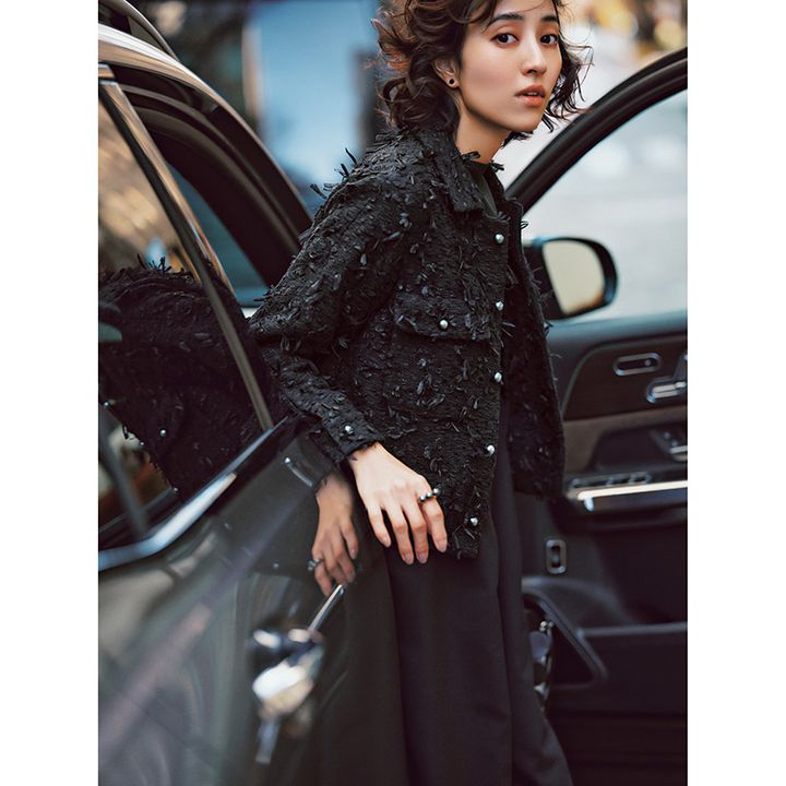 オールインワンにツイードジャケットを羽織った学校ママの黒紺コーデ