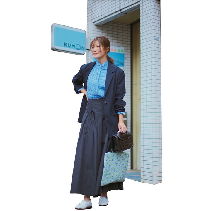 定番の母業ネイビーも軽やかジャケットでアプデ