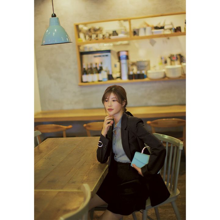 ショートパンツはジャケットを羽織ることで大人スタイルに