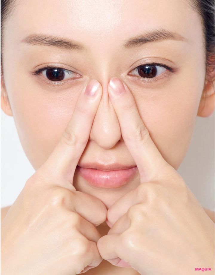 鼻すじの引き締めには、頬に流れた皮膚を鼻に集めるマッサージを。小鼻横もほぐしてシュッとしたラインに_4