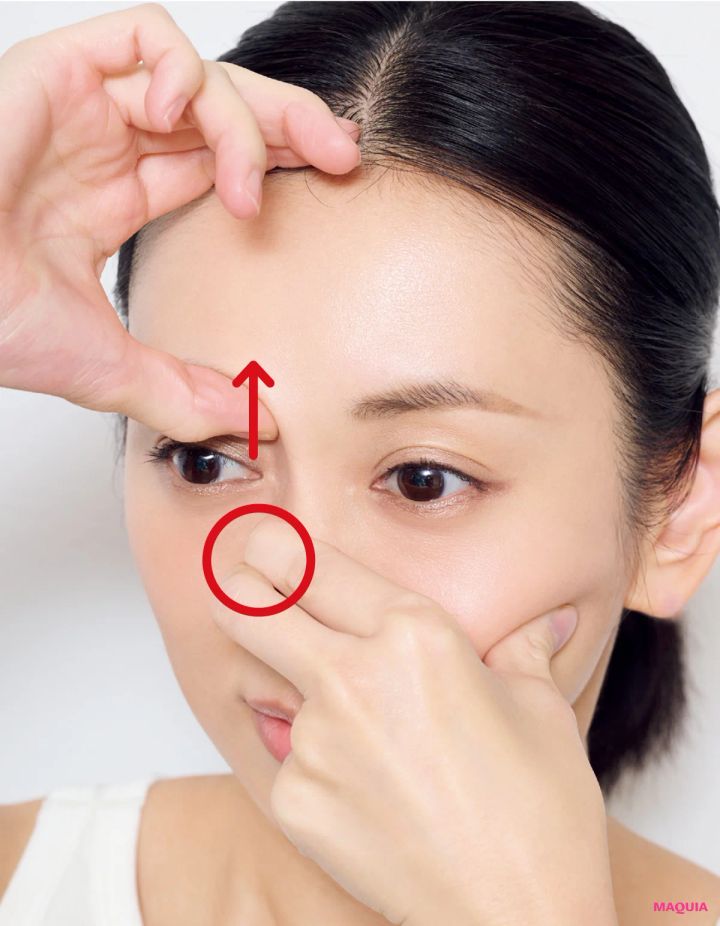 鼻すじの引き締めには、頬に流れた皮膚を鼻に集めるマッサージを。小鼻横もほぐしてシュッとしたラインに