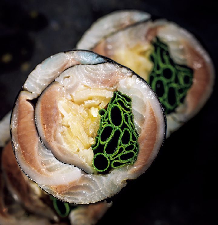 築地『鮨処 やまと』の鰯でアサツキとガリを巻いたつまみ