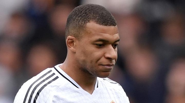 年俸50億円の世界的スター、“殺人タックル“で一発退場！相手選手と味方に謝罪する