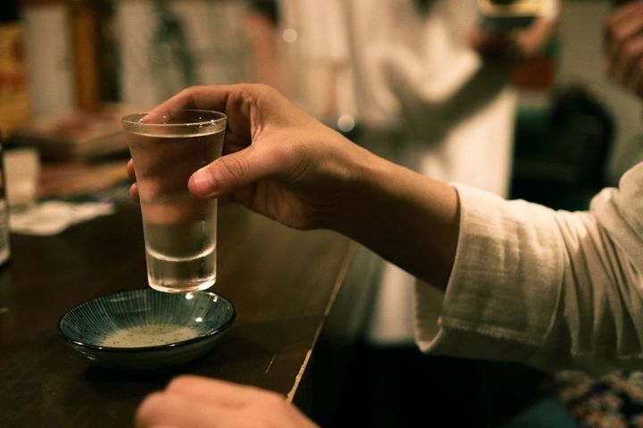 カウンターで酒を飲む