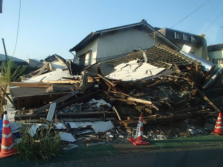 熊本地震で崩れた家屋。熊本県益城町