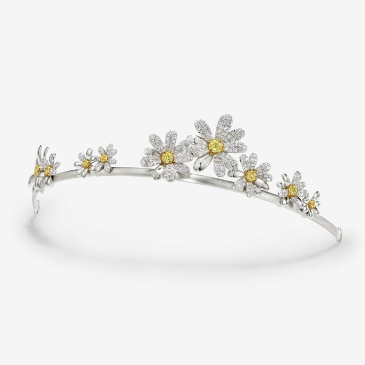 ダイヤモンド×イエローサファイア シルバー925×K18イエローゴールドコーティングティアラ・フルール／¥1,760,000／BIZOUX（ビズ― https://bizoux.jp/）※5月16日発売 Photo: Courtsey of BIZOUX