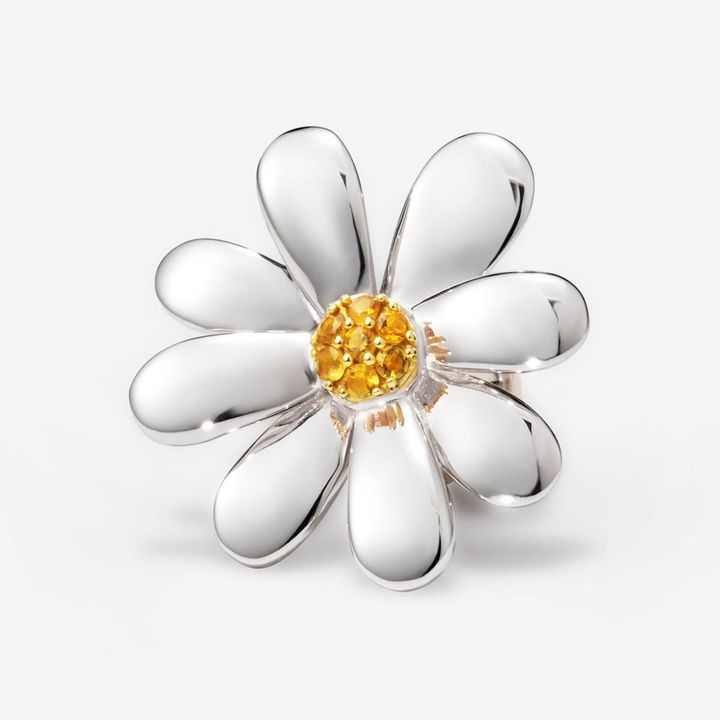 シトリン×シルバー925ブローチ・フルール ¥39,600／BIZOUX（ビズ― https://bizoux.jp/）Photo: Courtsey of BIZOUX