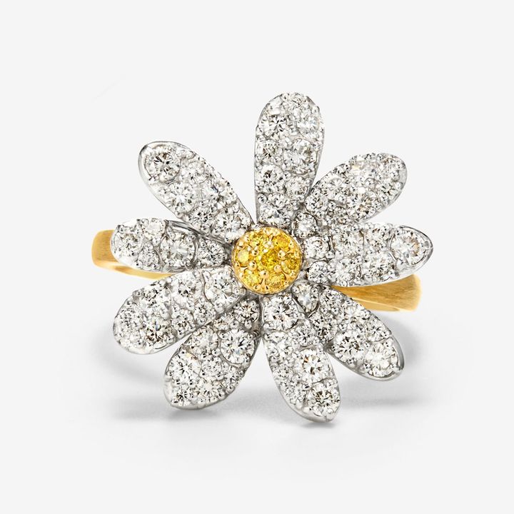 ダイヤモンド K18リング・フルール ¥594,000／BIZOUX（ビズ― https://bizoux.jp/）Photo: Courtsey of BIZOUX