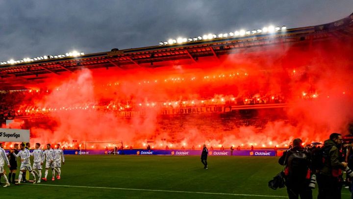 前代未聞！23歳日本代表が出場した宿敵対決が大荒れ…なんとGK3人にレッドカード！「45分間ビールをかけられていた」