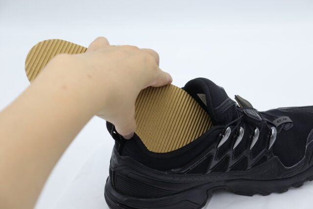 段ボールインソール（2足入、23cmー25cm） 使用例