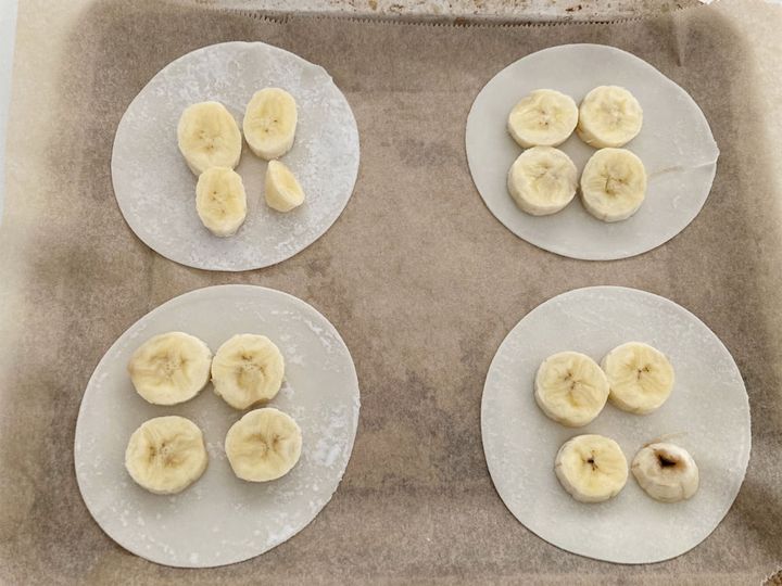 餃子の皮にバナナをのせる