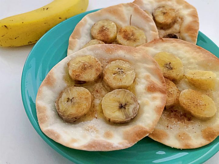 盛り付けたバナナシュガーバターピザ