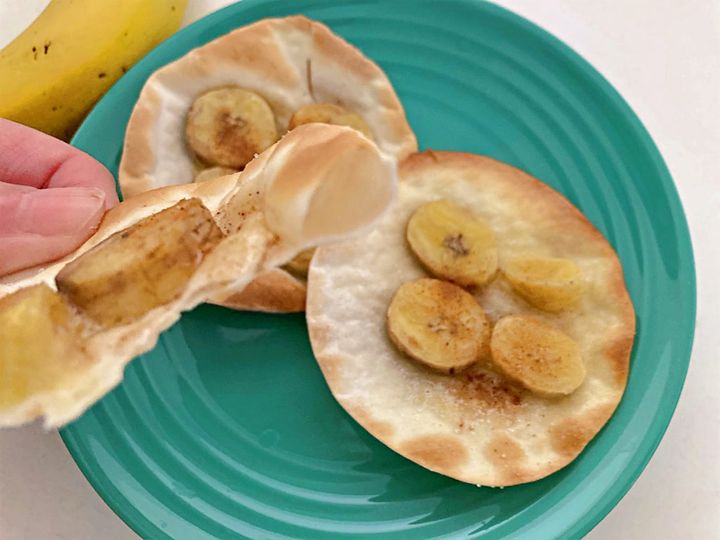 空洞ができている焼いた餃子の皮