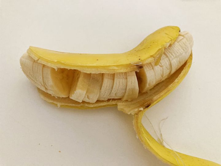 バナナをカットする