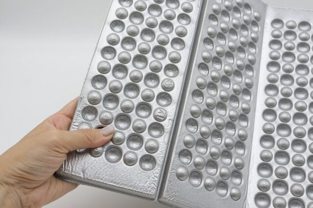 折り畳みレジャーマット（39.5cm×29.5cm、アルミ蒸着） 素材