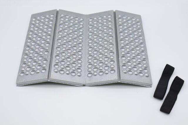 折り畳みレジャーマット（39.5cm×29.5cm、アルミ蒸着） サイズ感