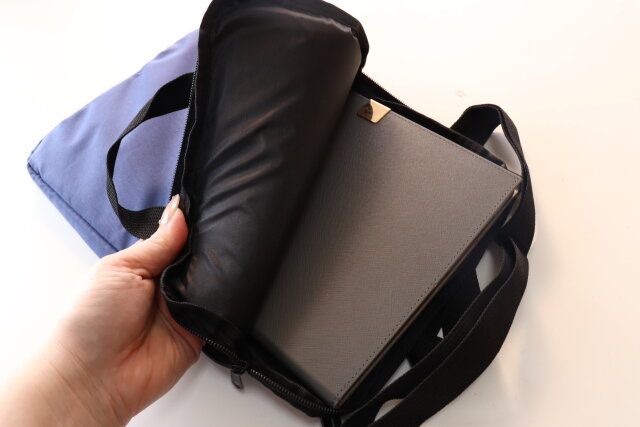 ダイソーのタブレット対応多機能収納ケース（A4、ネイビー）