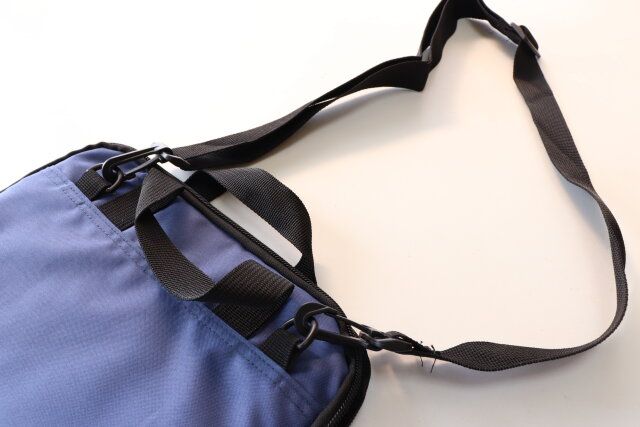 ダイソーのショルダー付き多機能収納ケース（A4、ネイビー）